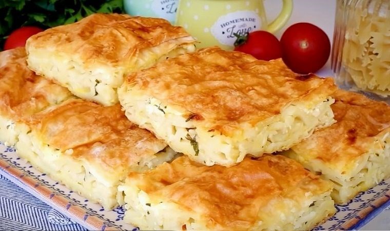 Doyuruculuğuyla herkesi şaşırtacak o lezzet: Makarna böreği tarifi...