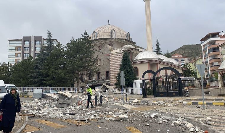 Fırtınaya dayanamayan cami minareleri yıkıldı