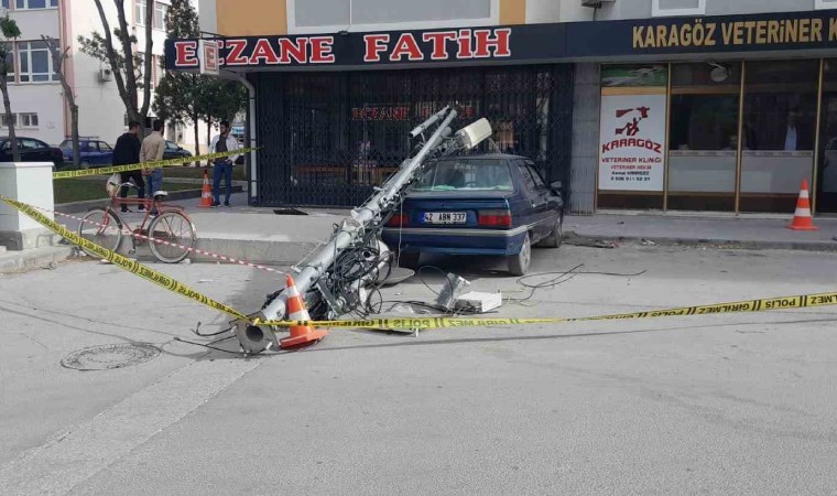 Rüzgardan kopan baz istasyonu direği 5. kattan otomobilin üzerine düştü