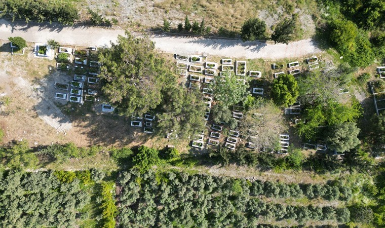 'Mezarlar piknik alanı değildir' diyen muhtar, mezarlıklarda pikniği yasakladı