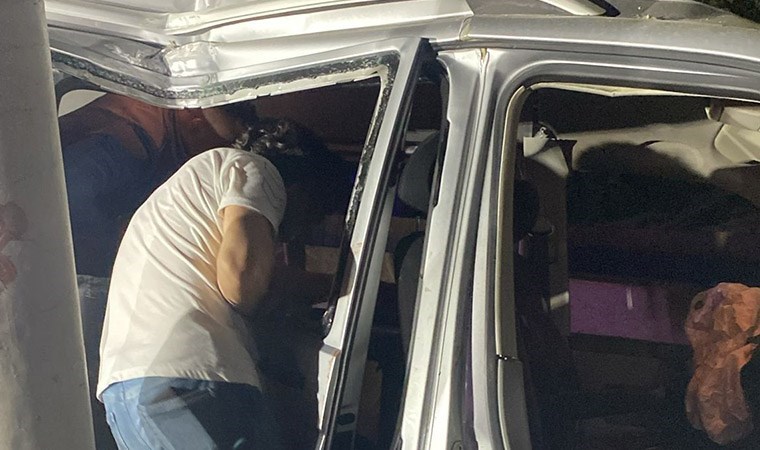 Tarsus'ta minibüs elektrik direğine çarptı: 2 ölü, 3 yaralı