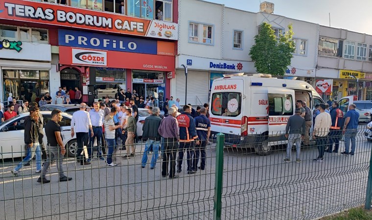 Freni boşalan park halindeki otomobil kaza yaptı: 3 yaralı