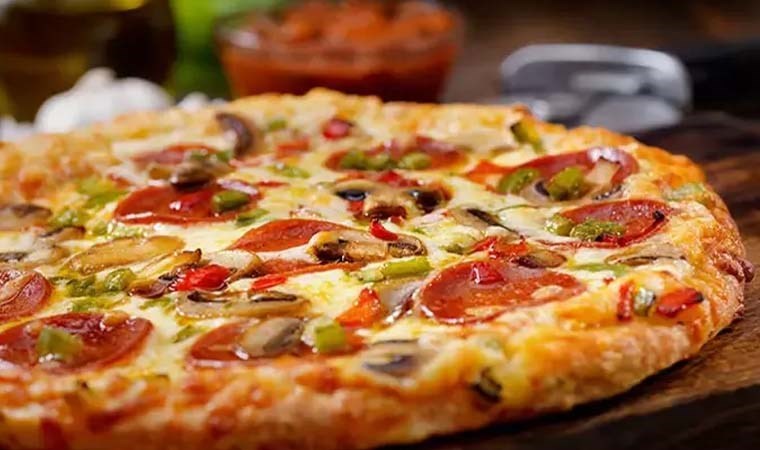 Sadece 5 malzeme ile yapabileceğiniz pizza tarifi