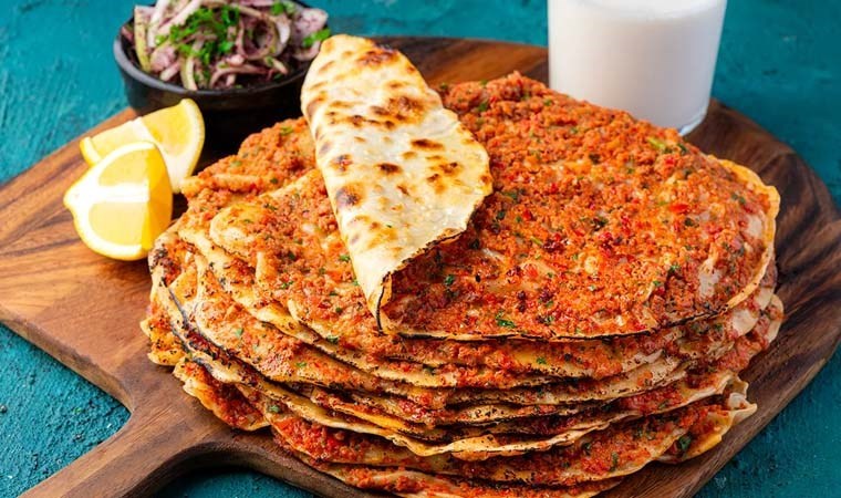 Ekonomik ve lezzetli: Ev yapımı lahmacun tarifi