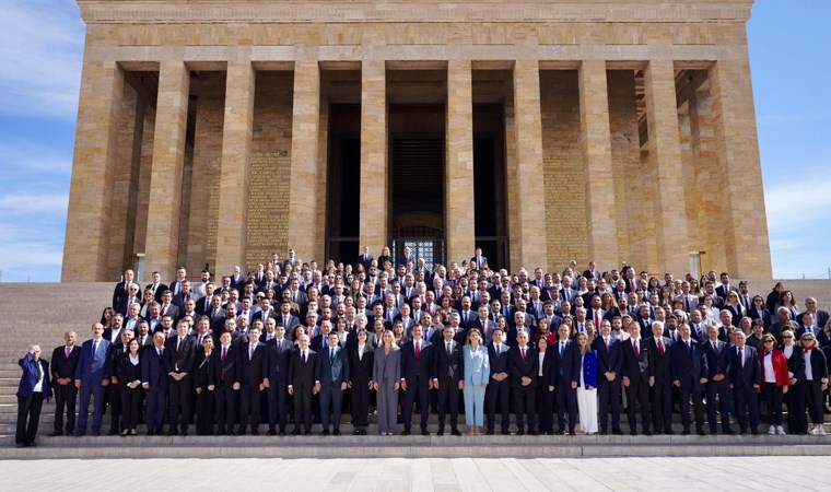 İBB Başkanı İmamoğlu ve İstanbul'un yeni seçilen ilçe belediye başkanları Anıtkabir'i ziyaret etti: 'Ata'mızın huzurundayız...'