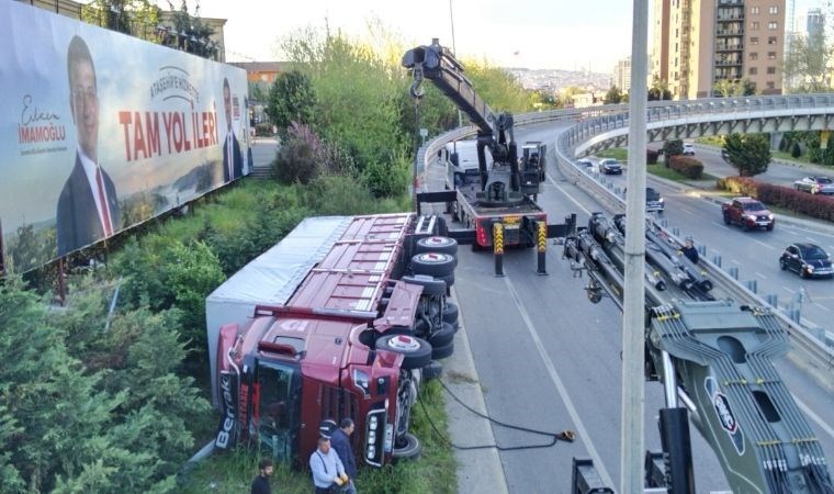 Ataşehir'de sebze yüklü kamyon virajı alamayarak yan yattı