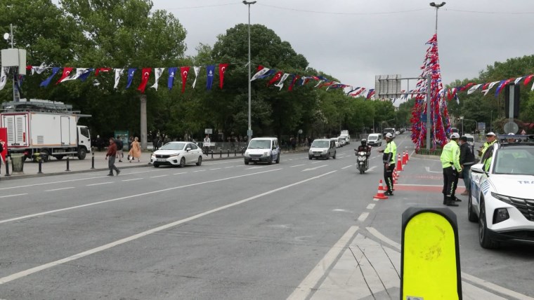 Polis ablukası altındaydı... Bozdoğan Kemeri trafiğe açıldı