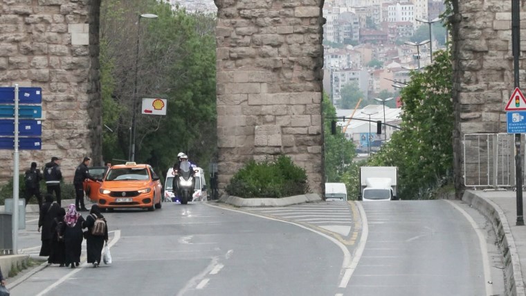 Polis ablukası altındaydı... Bozdoğan Kemeri trafiğe açıldı