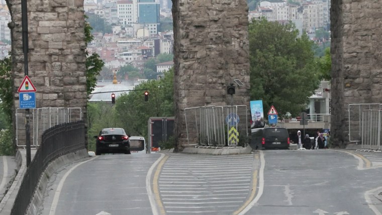 Polis ablukası altındaydı... Bozdoğan Kemeri trafiğe açıldı