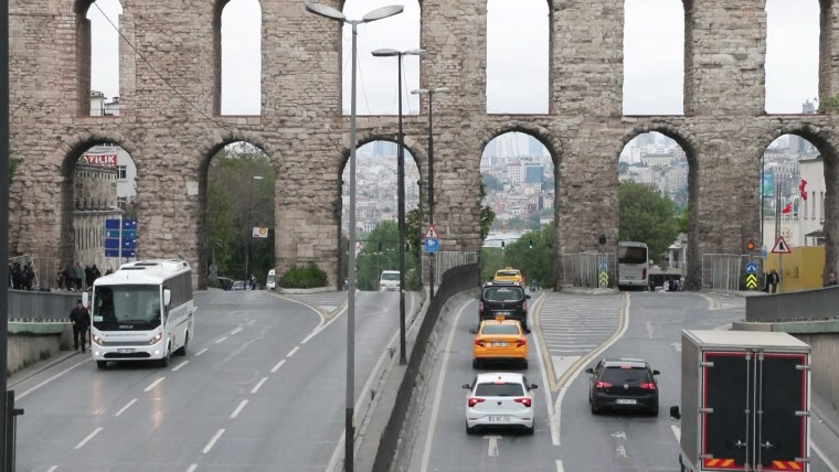 Polis ablukası altındaydı... Bozdoğan Kemeri trafiğe açıldı