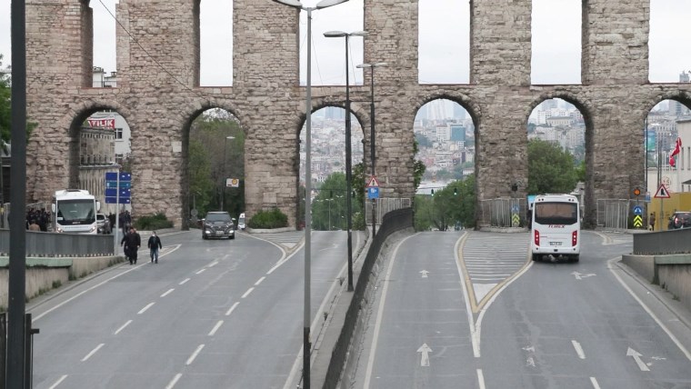 Polis ablukası altındaydı... Bozdoğan Kemeri trafiğe açıldı