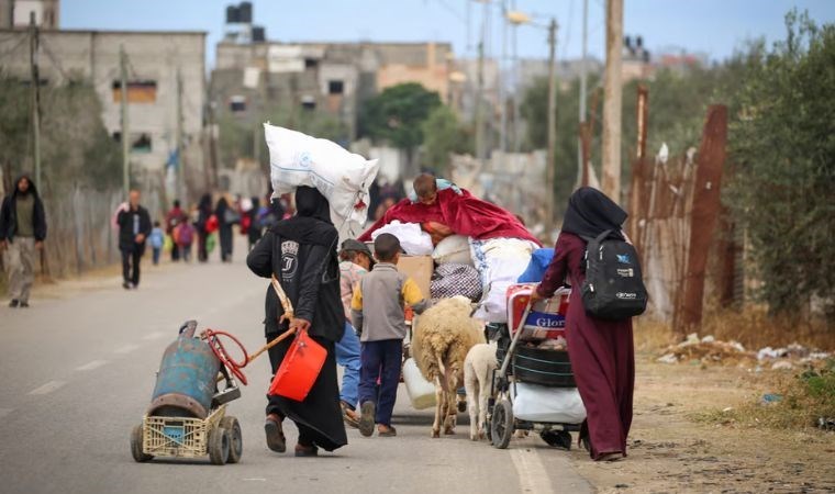 İsrail'in tehditlerinin ardından binlerce Filistinli Refah'tan ayrılmak zorunda kaldı