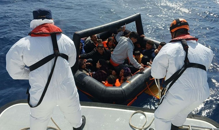 Yunanistan'ın geri ittiği 24 kaçak göçmen kurtarıldı