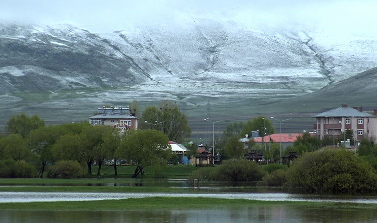 Ardahan'da hava sıcaklığı düştü: Mayıs ayında yüksek kesimlere kar yağdı