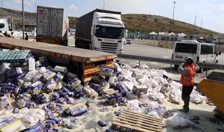 Gazze'ye giden yardım konvoyları yağmalandı: Gıda maddeleri yola saçıldı