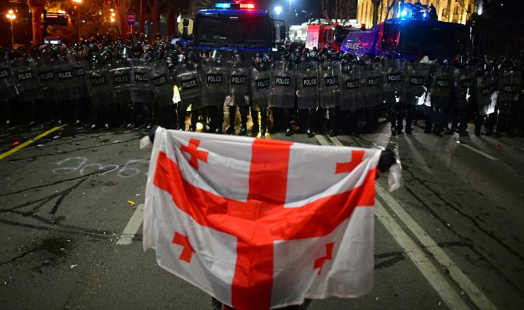 Gürcistan'da protestolar büyüdü, yasa tasarısı onaylandı