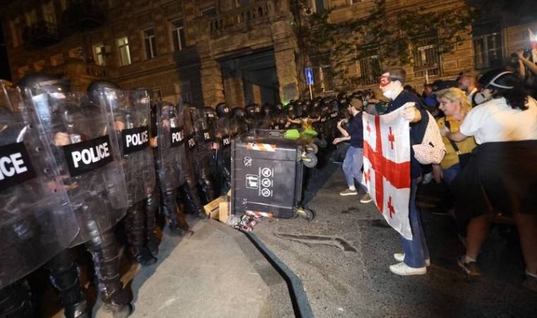 Gürcistan'da protestolar büyüdü, yasa tasarısı onaylandı