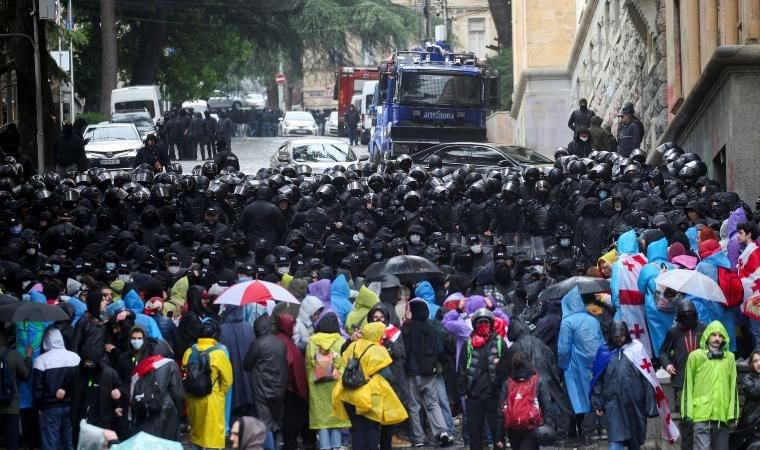 Gürcistan'da protestolar büyüdü, yasa tasarısı onaylandı