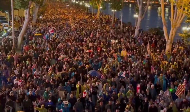 Gürcistan'da protestolar büyüdü, yasa tasarısı onaylandı