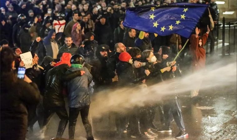 Gürcistan'da protestolar büyüdü, yasa tasarısı onaylandı