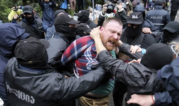 Gürcistan'da protestolar büyüdü, yasa tasarısı onaylandı