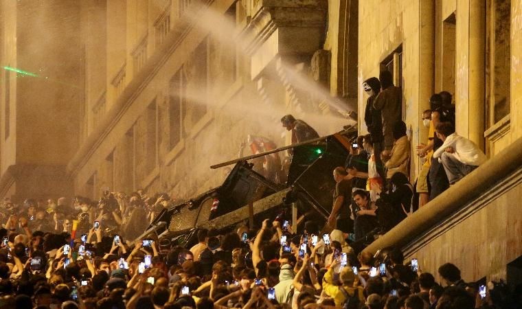 Gürcistan'da protestolar büyüdü, yasa tasarısı onaylandı