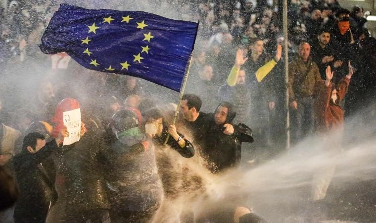 Gürcistan'da protestolar büyüdü, yasa tasarısı onaylandı