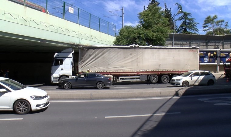 Sabıkalı üst geçitte yine TIR kazası!