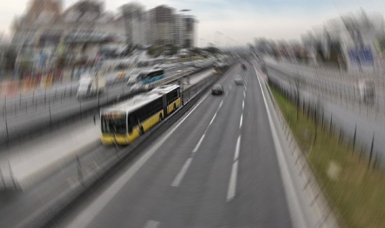 Beylikdüzü’nde metrobüsten dumanlar yükseldi, yolcular panikle tahliye edildi