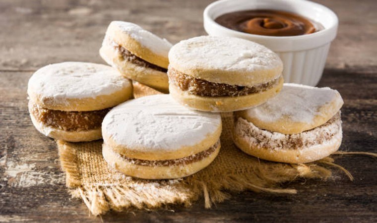 Pratikliğiyle dillere destan Peru kurabiyesi: Alfajor tarifi...