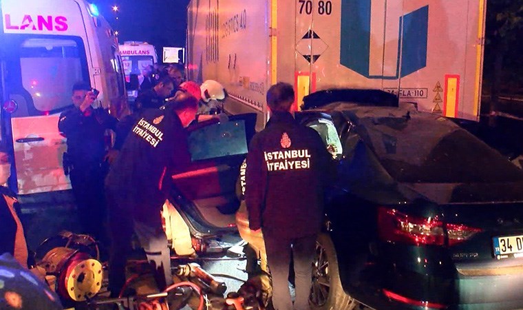 Pendik’te sürücü direksiyon hakimiyetini kaybetti: Otomobil TIR’ın altına girdi!