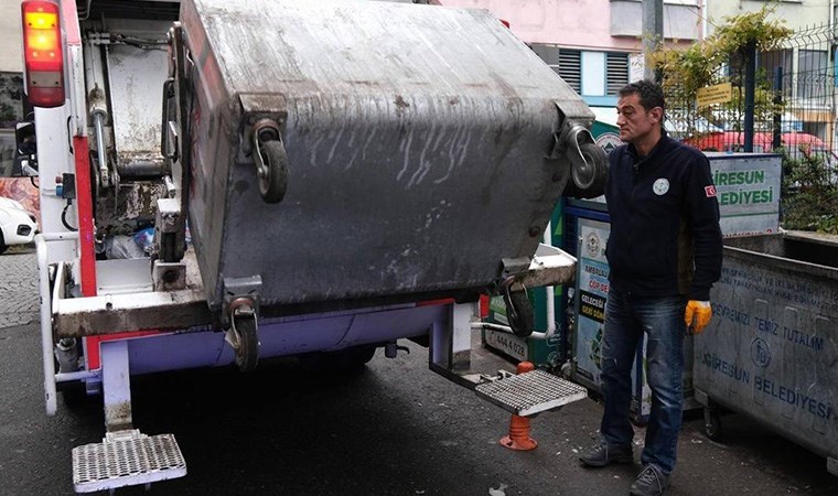 CHP'li Giresun Belediye Başkanı Köse, 1 Mayıs'ta işçilerle çöp topladı