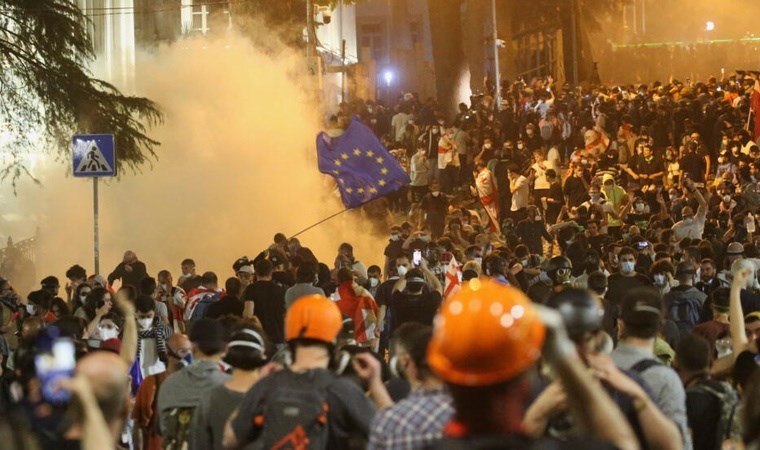 Gürcistan'da protesto başlatmıştı: Yasa tasarısı ikinci onayını aldı