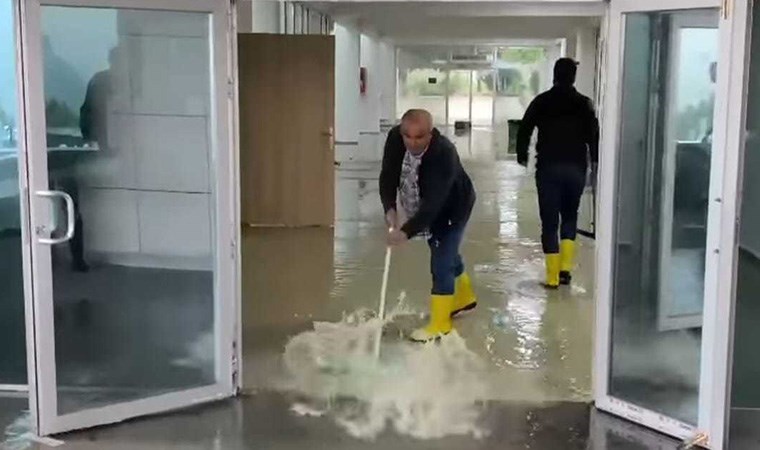 Malatya'da sağanak: İş yerleri ve caddeler suyla doldu