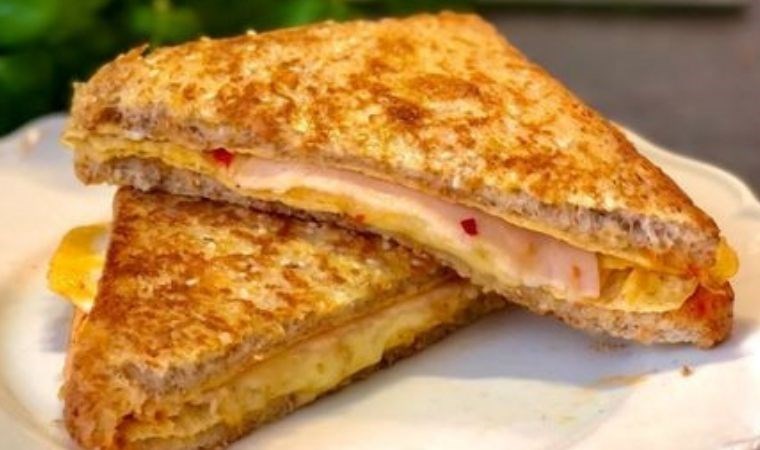 10 dakikada hazırlanan pratik kahvaltılık tarifi: Yumurtalı tost tarifi...