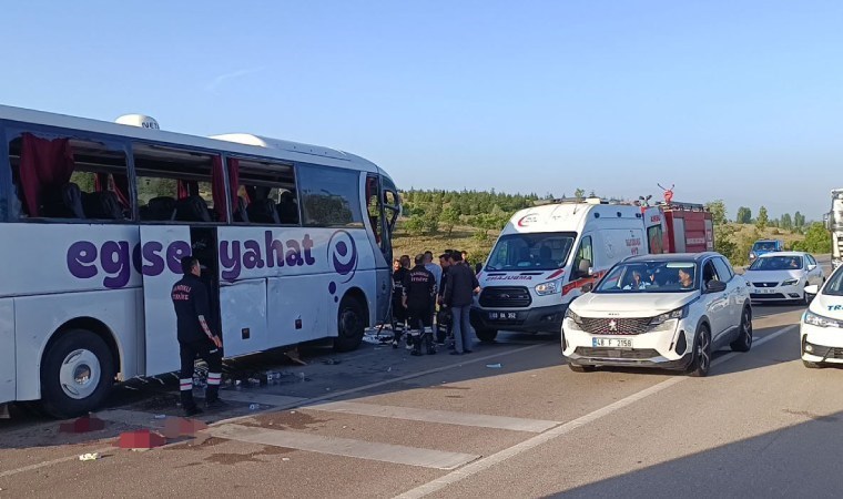 Feci kaza... Yolcu otobüsü ile kamyonet çarpıştı: Çok sayıda yaralı var!