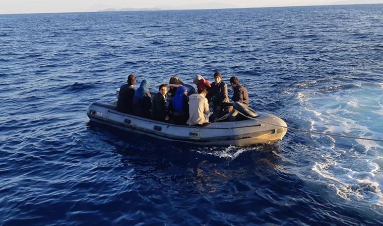 İzmir'de adada bulunan 17 düzensiz göçmen kurtarıldı