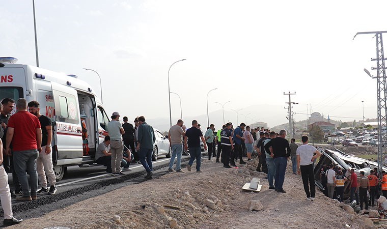 Yolcu minibüsü devrildi: Çok sayıda yaralı var!