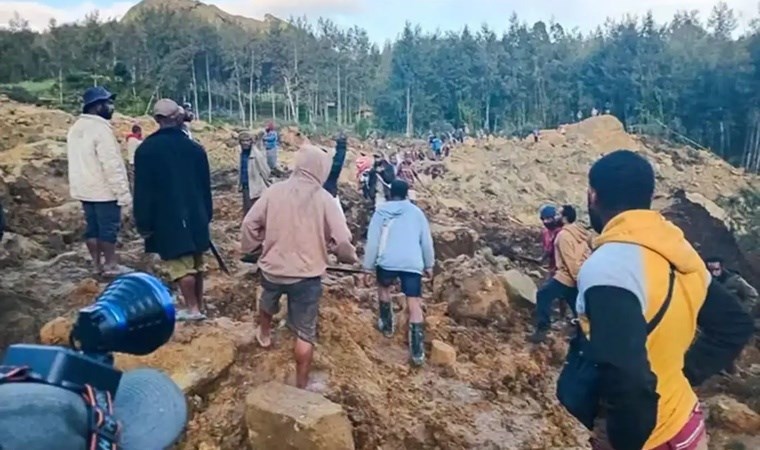 Papua Yeni Gine'de toprak kayması Yüzlerce ölü var