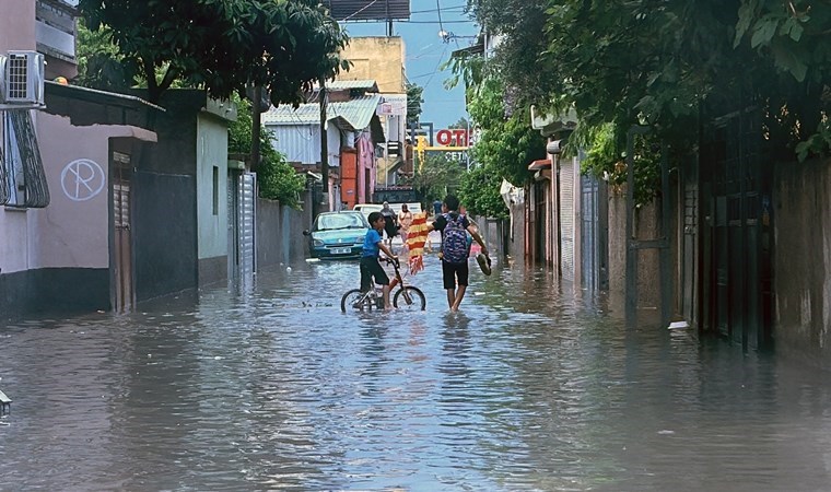 Adana'yı sağanak vurdu Cadde ve sokaklar suyla doldu
