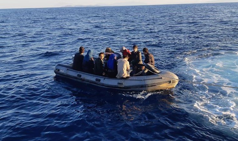 İzmir açıklarında 12 si çocuk 75 göçmen kurtarıldı