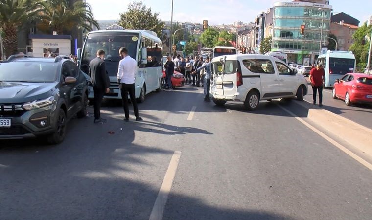 Kadıköy Evlendirme Dairesi önünde zincirleme kaza 3 yaralı