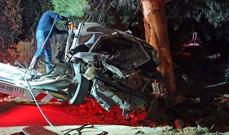 Otomobil ağaca çarptı Sürücü ile arkadaşı öldü