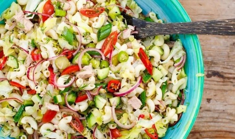 Diyet bozmayan fit lezzet: Ton balıklı makarna salatası tarifi...