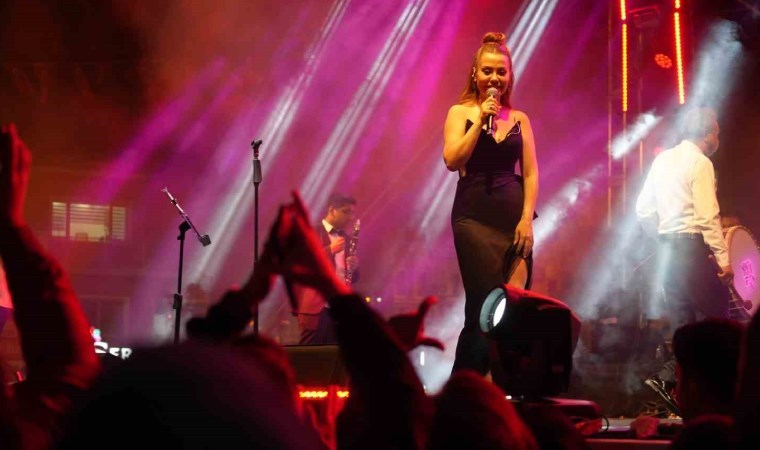 Ünlü şarkıcı Lara'nın konser verdiği sırada izdiham yaşandı Binlerce vatandaş