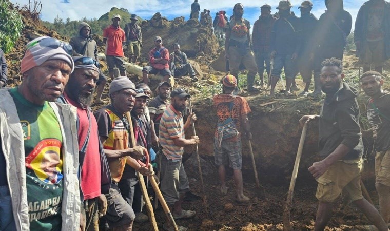 Papua Yeni Gine'de heyelan faciası Binlerce kişi toprak altında kaldı