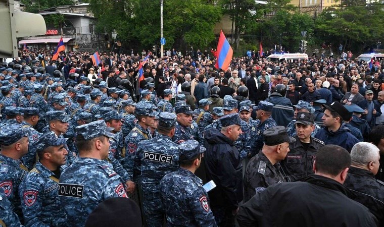 Ermenistan'da protestolar şiddetlendi 200'ü aşkın kişi gözaltına alındı