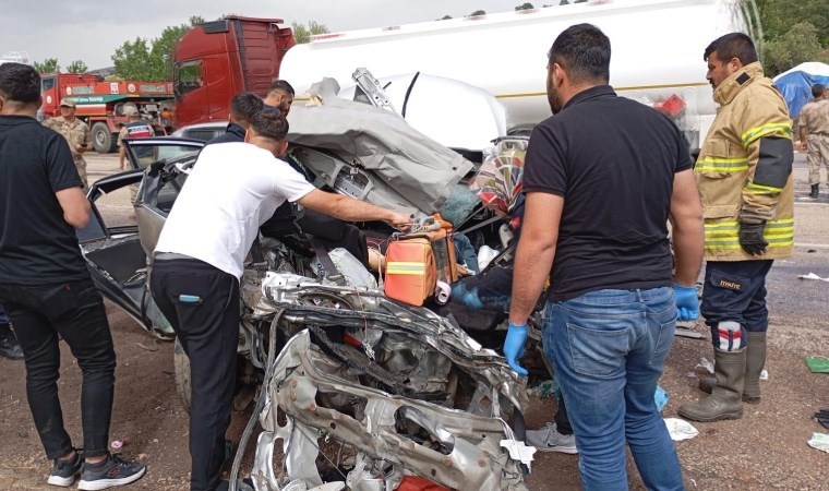 Adıyaman'da feci kaza... Otomobil, TIR ile çarpıştı: 2 ölü, 3 yaralı