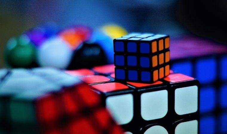 Geliştirilen robot, rubik kübünü 0.3 saniyede çözebiliyor