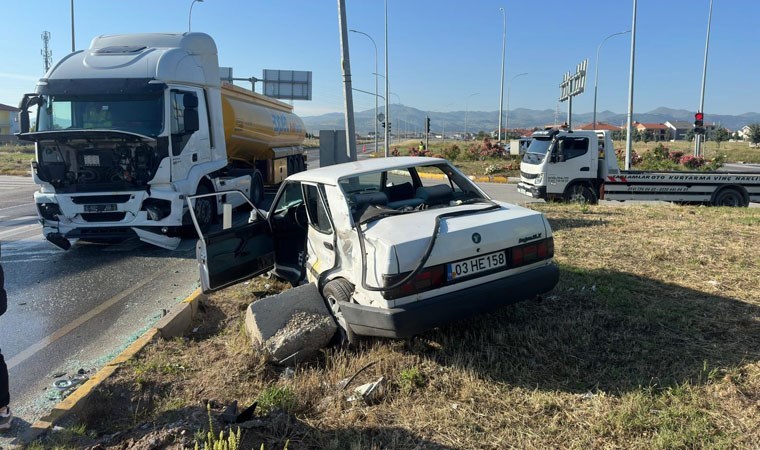 Kırmızı ışık ihlali yapan çekici otomobile çarptı: 3 yaralı